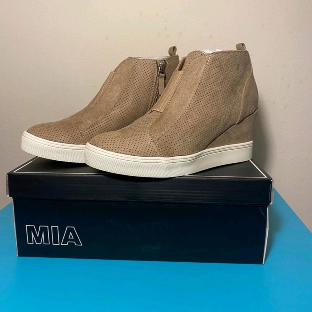 Mia hi top sneaker